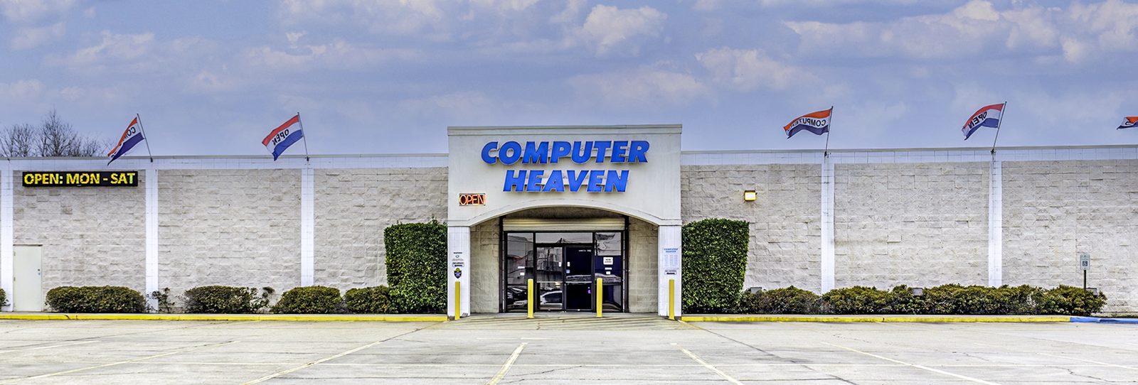 Computer Heaven storefront at 577 Oak Villa Blvd, Baton Rouge - entrance with Open Mon-Sat sign